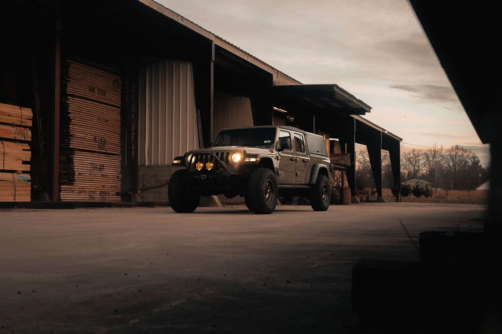 Jeep Gladiator Gladiator Glamour Shots FrontQTR (1)
