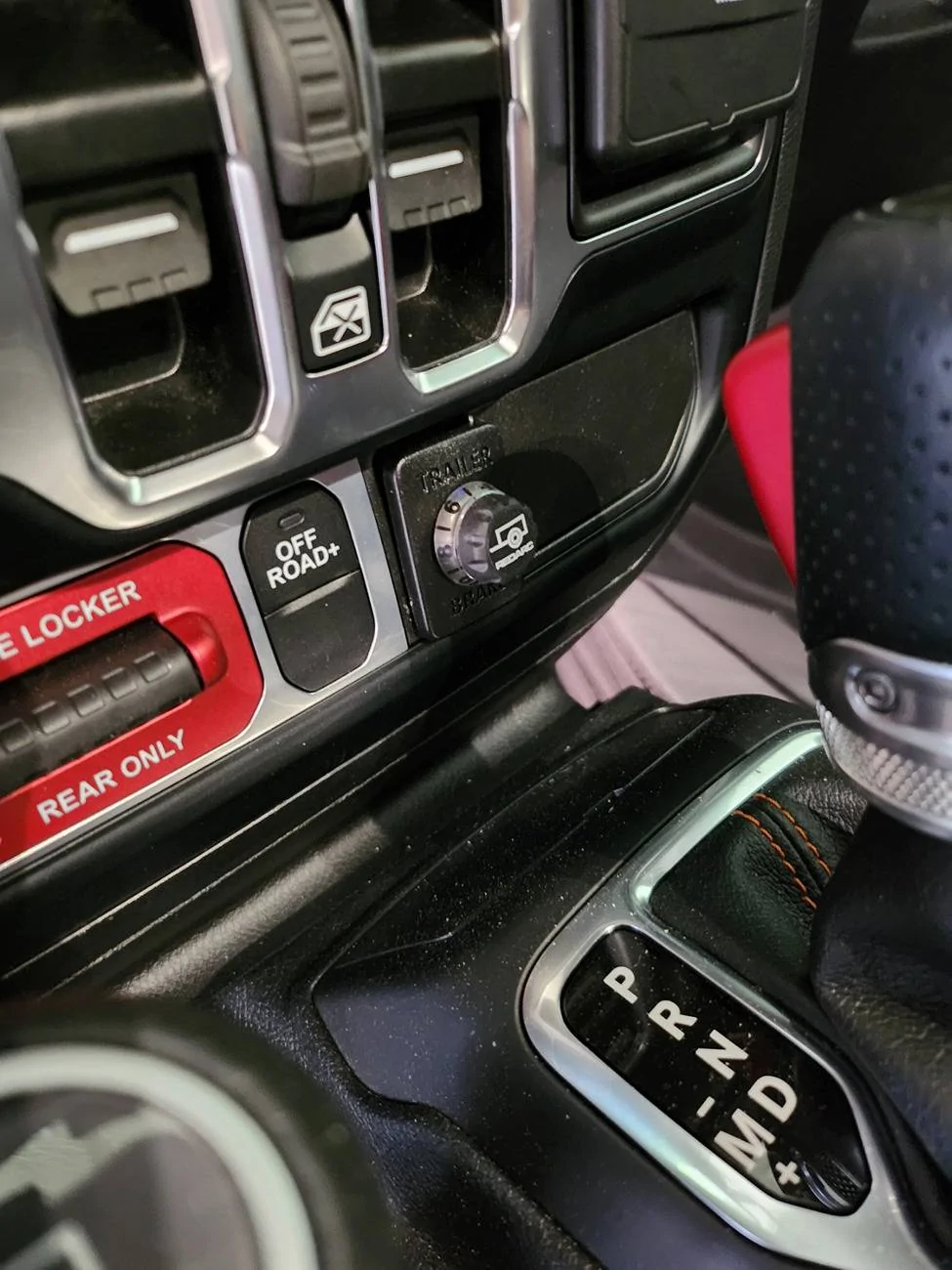 Jeep Gladiator What do you guys do with this space? Controler