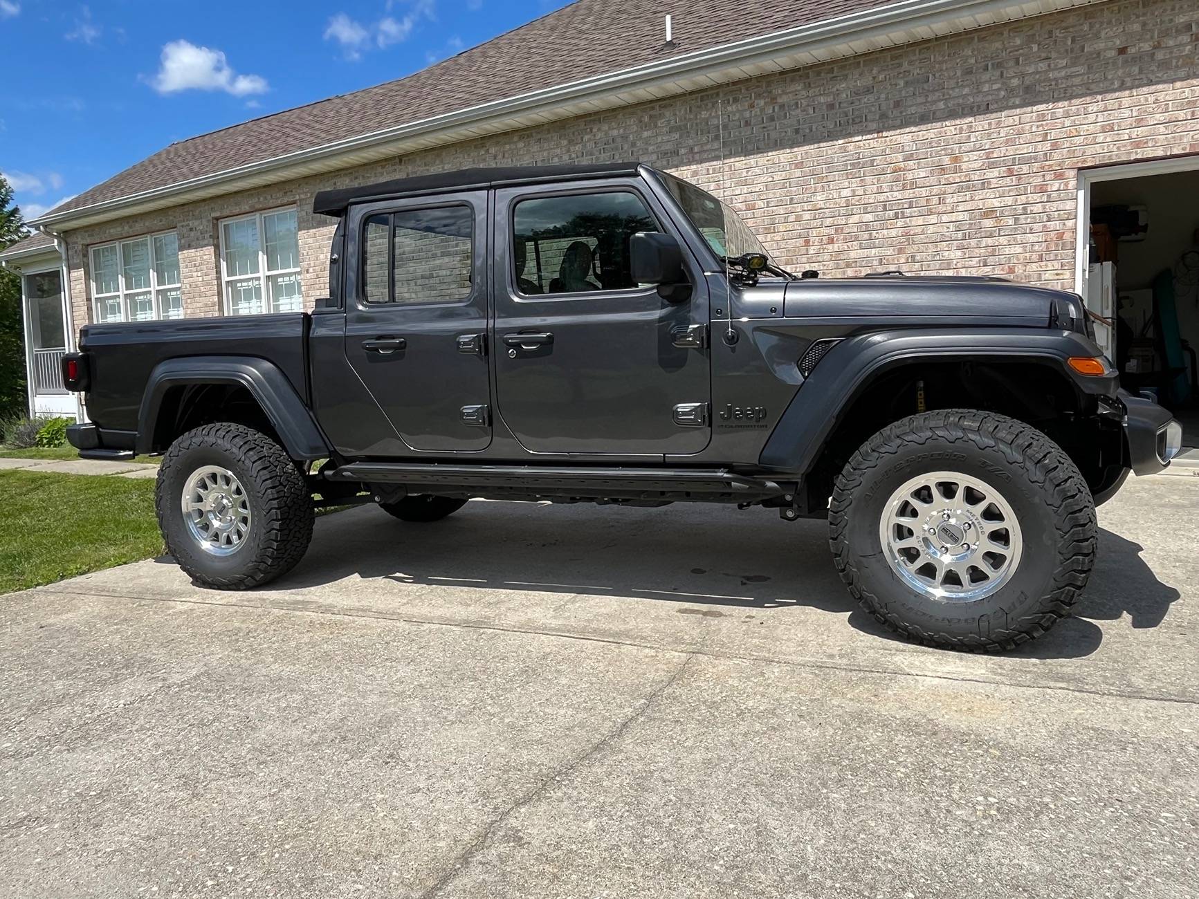 Jeep Gladiator What width 35 inch tire would look good on Sport S with max tow and rubicon type fender flares? IMG_9452