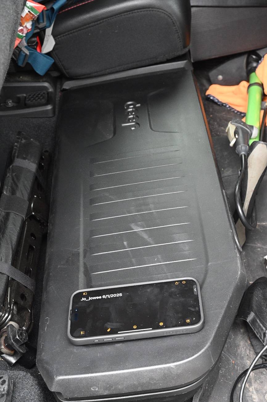 Jeep Gladiator Lockable underseat storage. Trade+cash DSC_4012