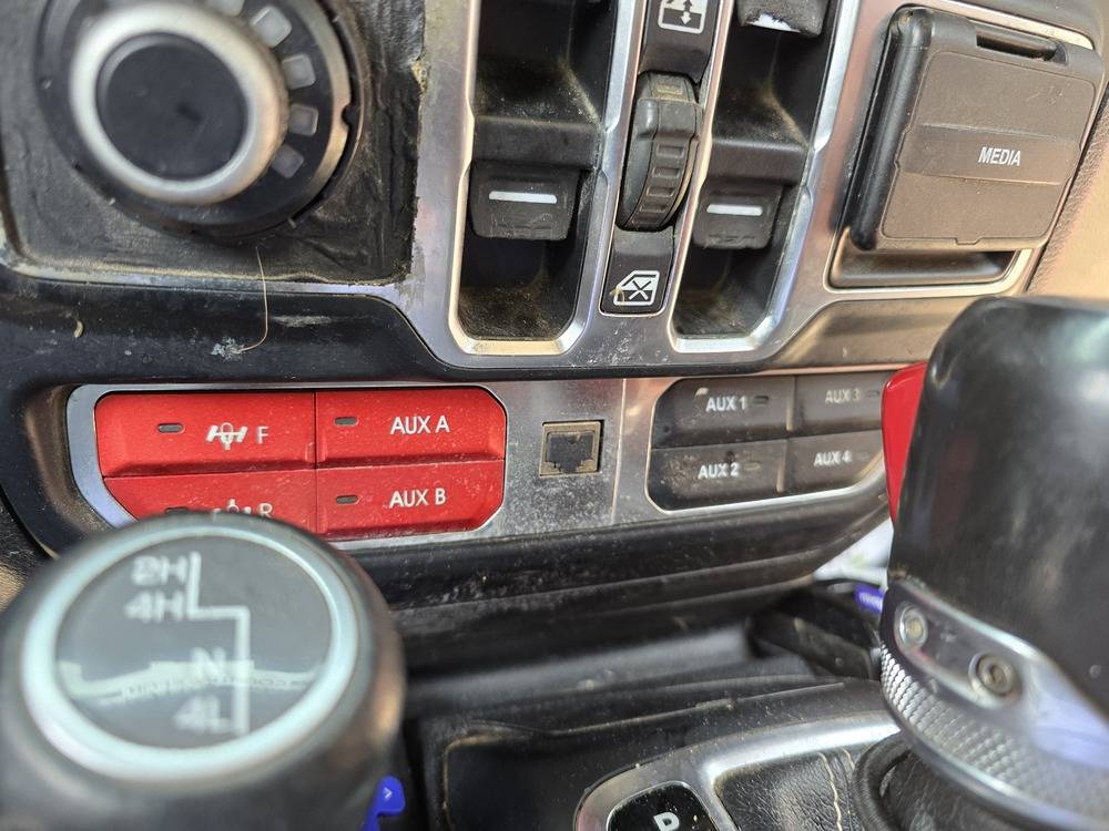 Jeep Gladiator Aux panel buttons. Talk to me like I'm stupid. 20250602_150609