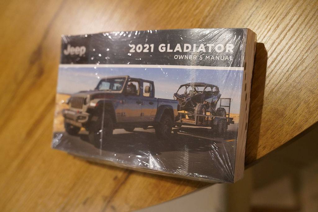 Jeep Gladiator 2021 MANUAL TRANSMISSION green Mojave 38,955 DSC01011