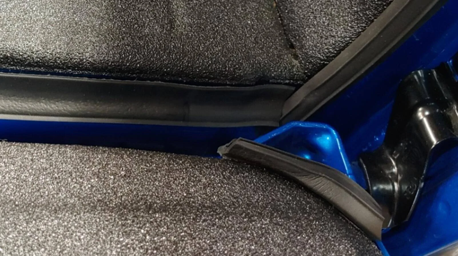 Jeep Gladiator Pressurizing the Bed to Cut Down on Dust seal_lower-right-detail