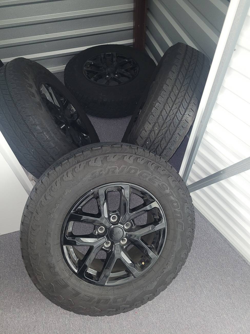 Jeep Gladiator 4 Factory 31 inch wheels for sale 20250302_125218