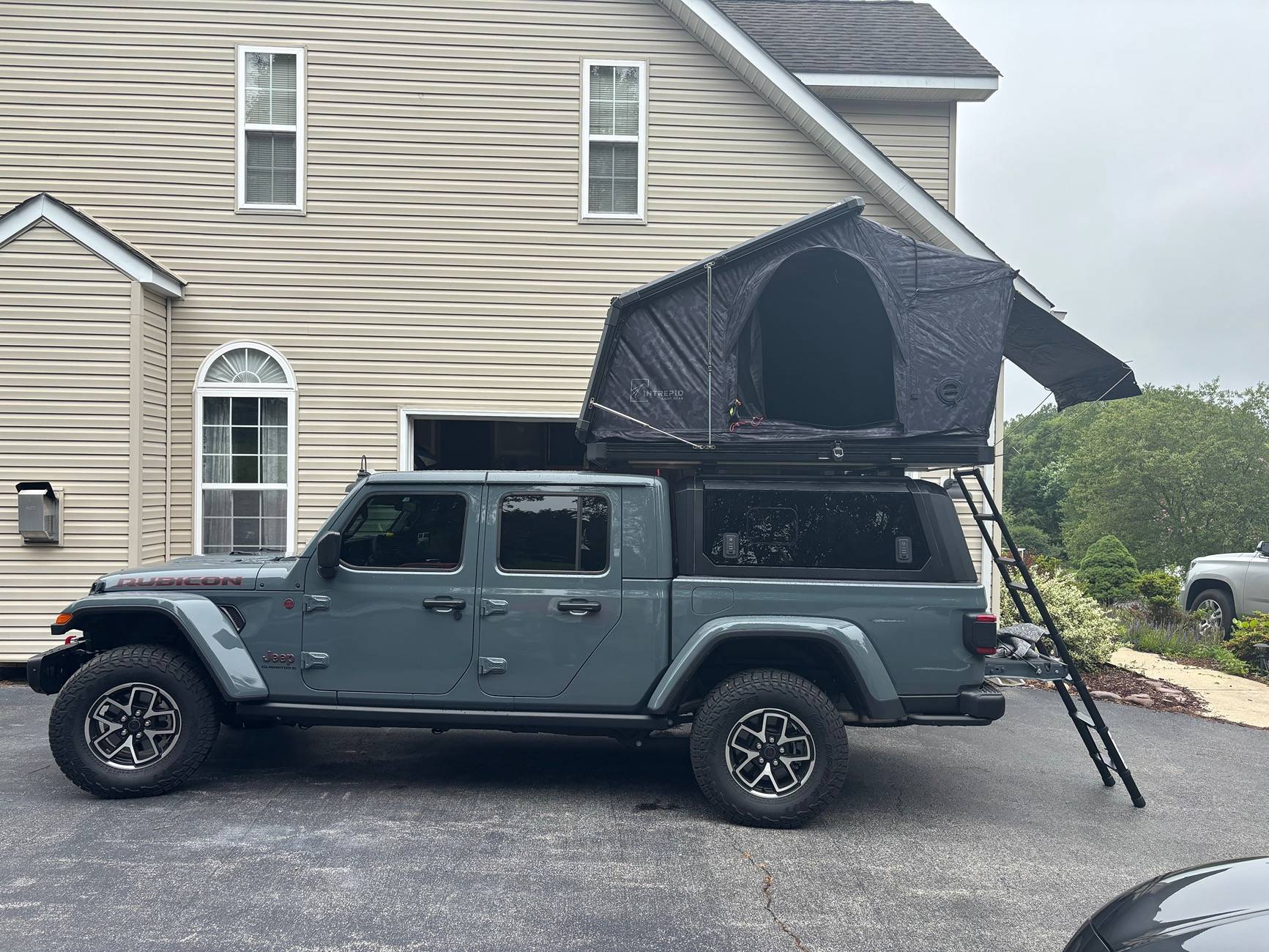 Jeep Gladiator RSI Smart Cap with Roof Top Tent IMG_3766