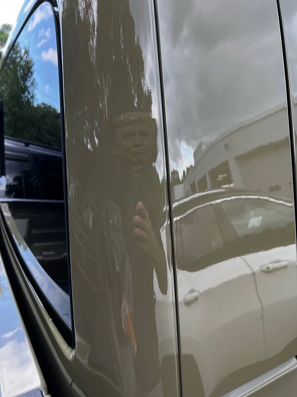 Jeep Gladiator Giving my new truck it's first good wash and noticed this... WTF? SIX_830ADB57-563A-44D2-B0A3-BF444F9EC355