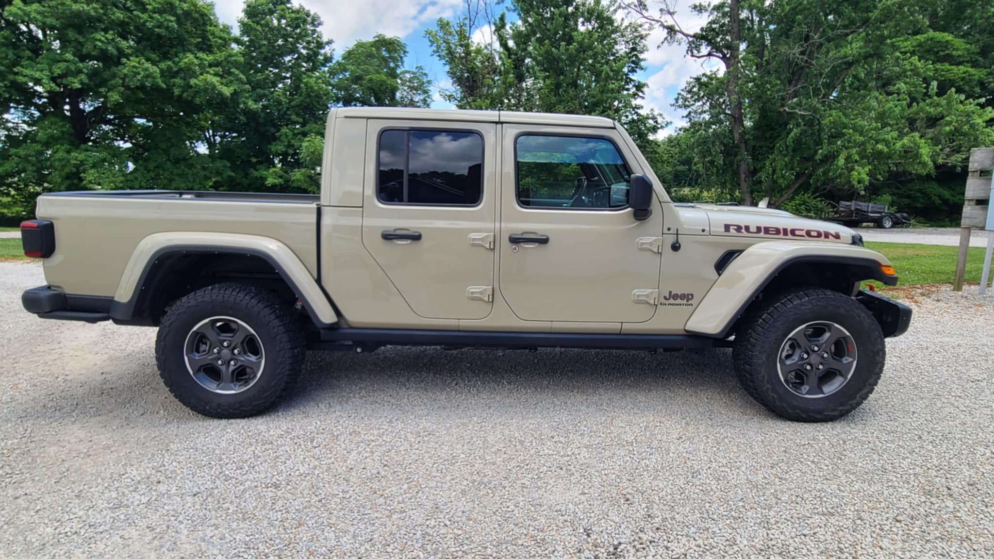 Jeep Gladiator Gobi JTRD showed up today. Messenger_creation_D1BA6DD1-072E-4325-A303-EC3B5B5C652E