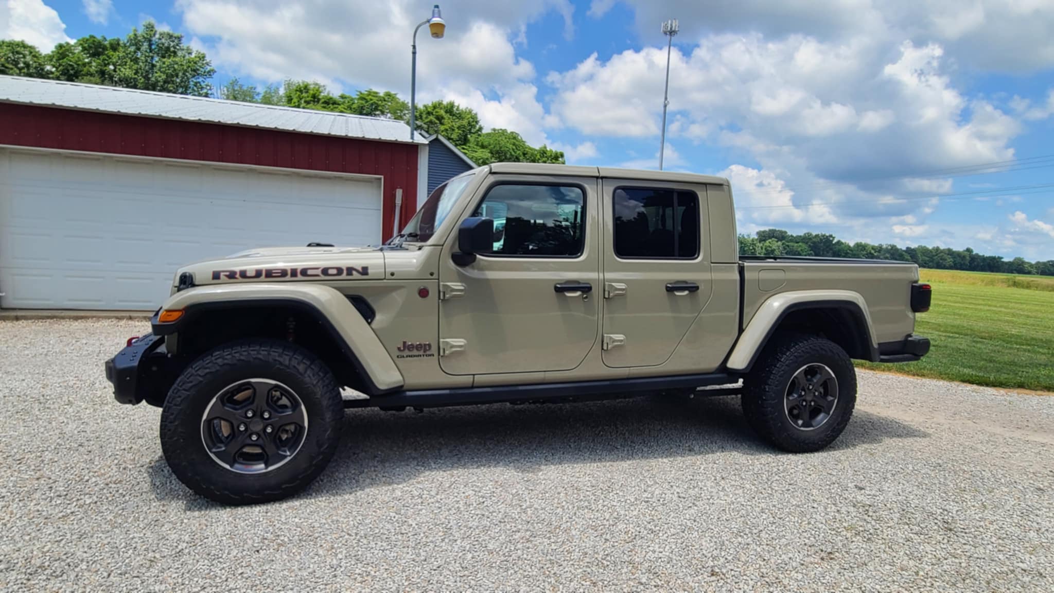 Jeep Gladiator Gobi JTRD showed up today. Messenger_creation_90D7B9CF-973D-4B89-914E-EBEB58120686