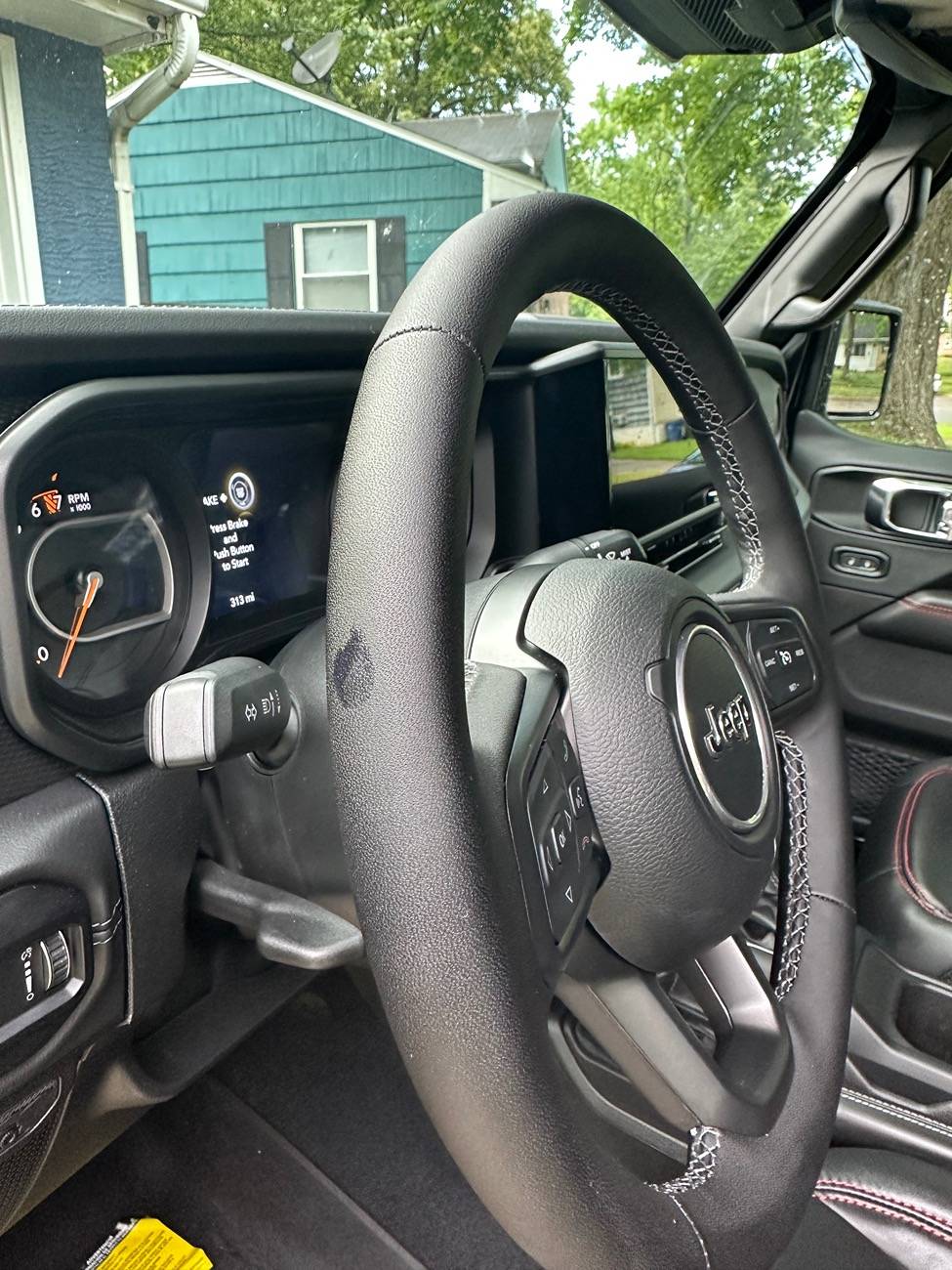 Jeep Gladiator Brand New - ‘25 Rubicon - Discoloration Steering Wheel IMG_7121