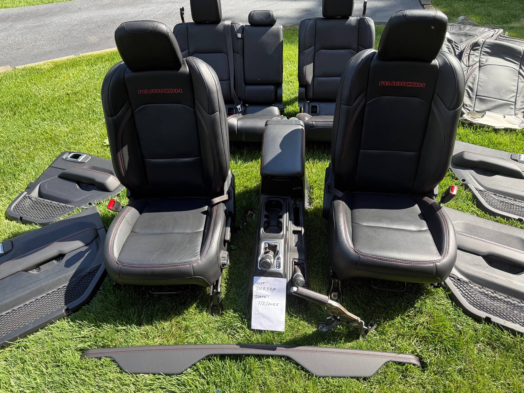 Jeep Gladiator Gladiator Rubicon leather seats, red stitch door panels, console etc IMG_2442