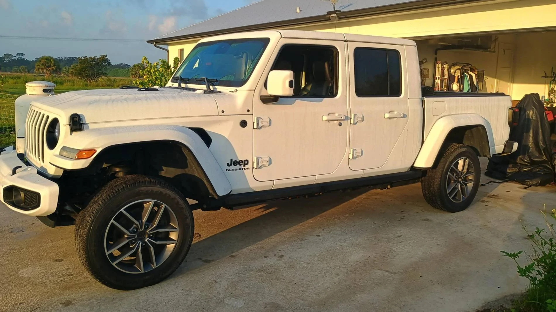 Jeep Gladiator BRIGHT WHITE Gladiator JT Club fcf226e2-3340-4b27-9684-cb8735e45984