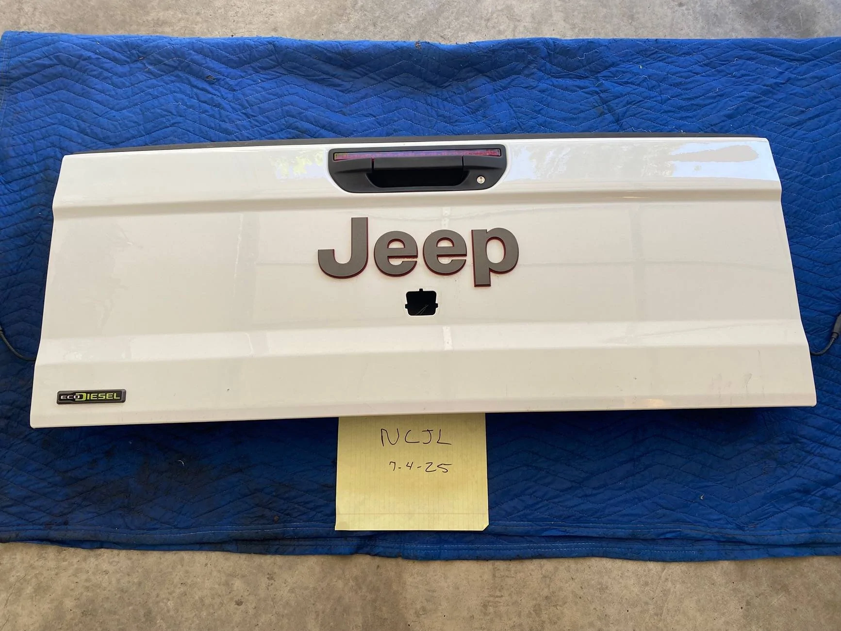 Jeep Gladiator JT Tailgate White IMG_8727