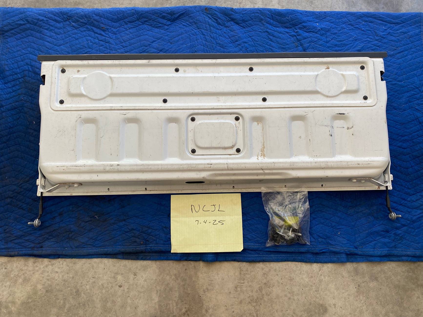 Jeep Gladiator JT Tailgate White IMG_8728