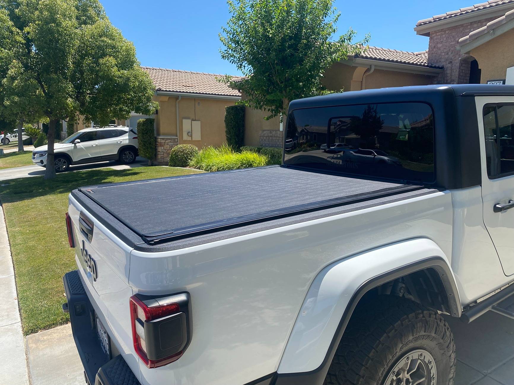 Jeep Gladiator BAK Revolver X4 Hard Roll-Up Tonneau Cover w/ T-Slot Rails IMG_9202