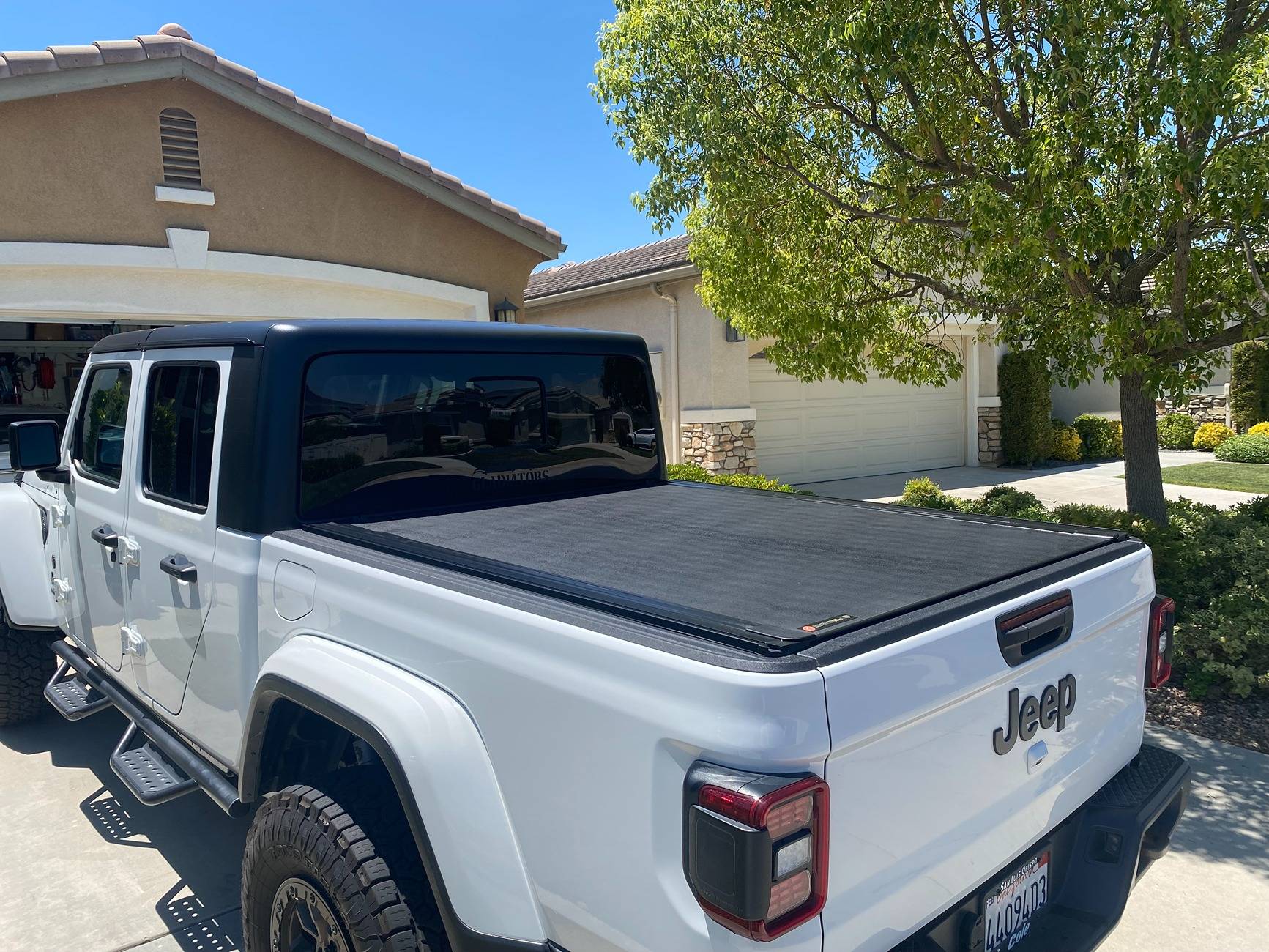 Jeep Gladiator BAK Revolver X4 Hard Roll-Up Tonneau Cover w/ T-Slot Rails IMG_9203 (1)