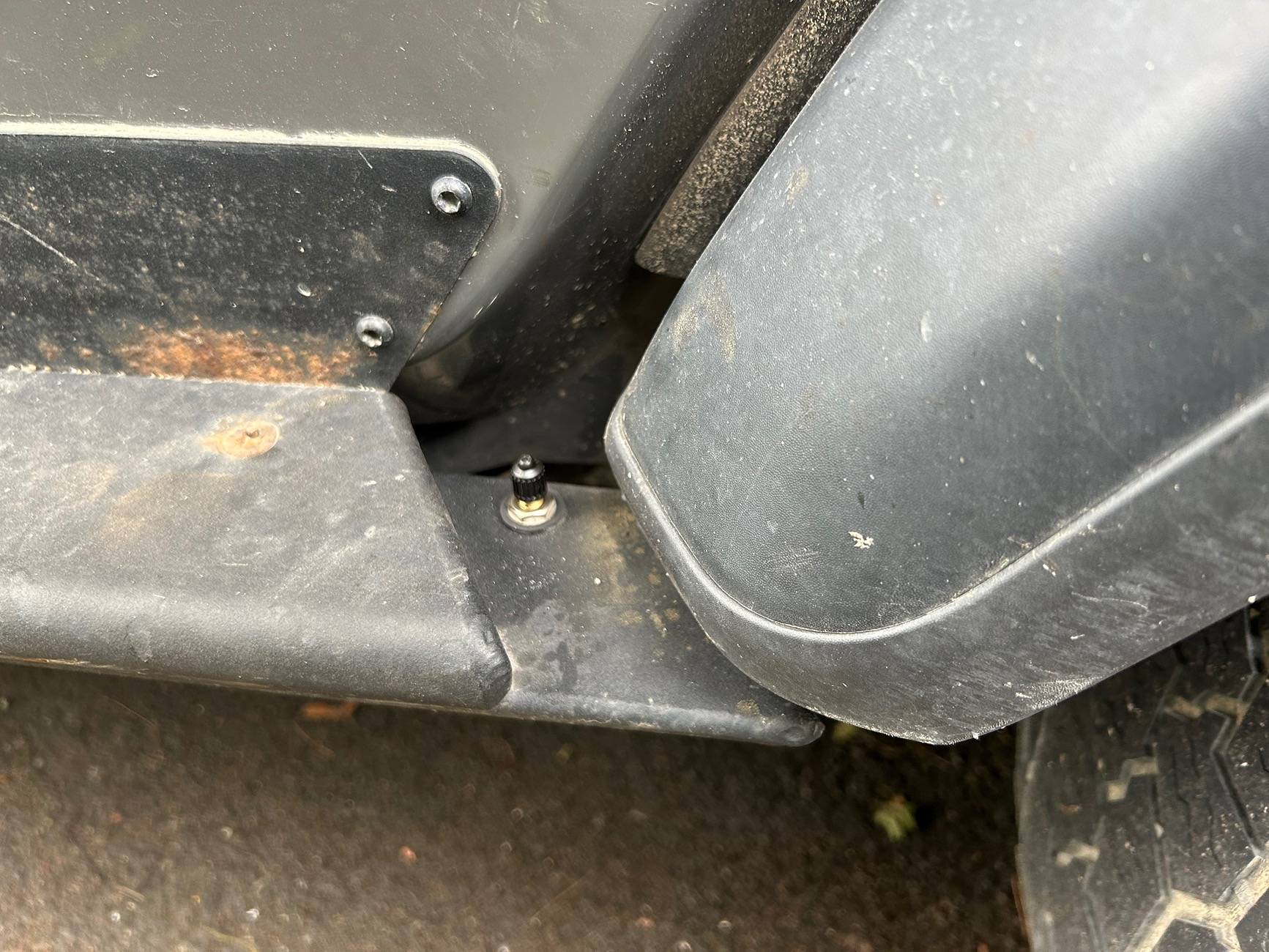 Jeep Gladiator Rear air bag fill fitting location? IMG_9601