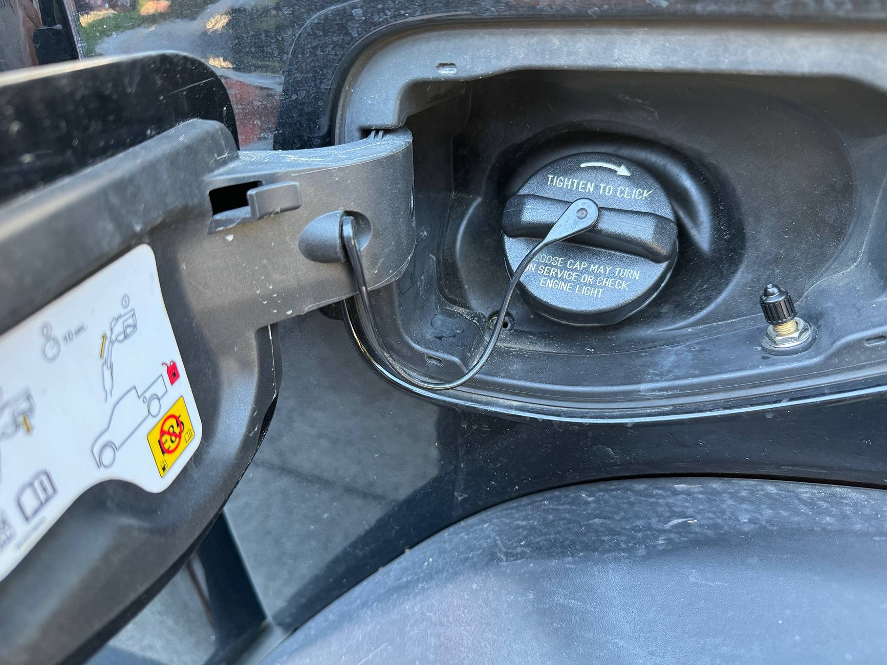 Jeep Gladiator Rear air bag fill fitting location? IMG_2582