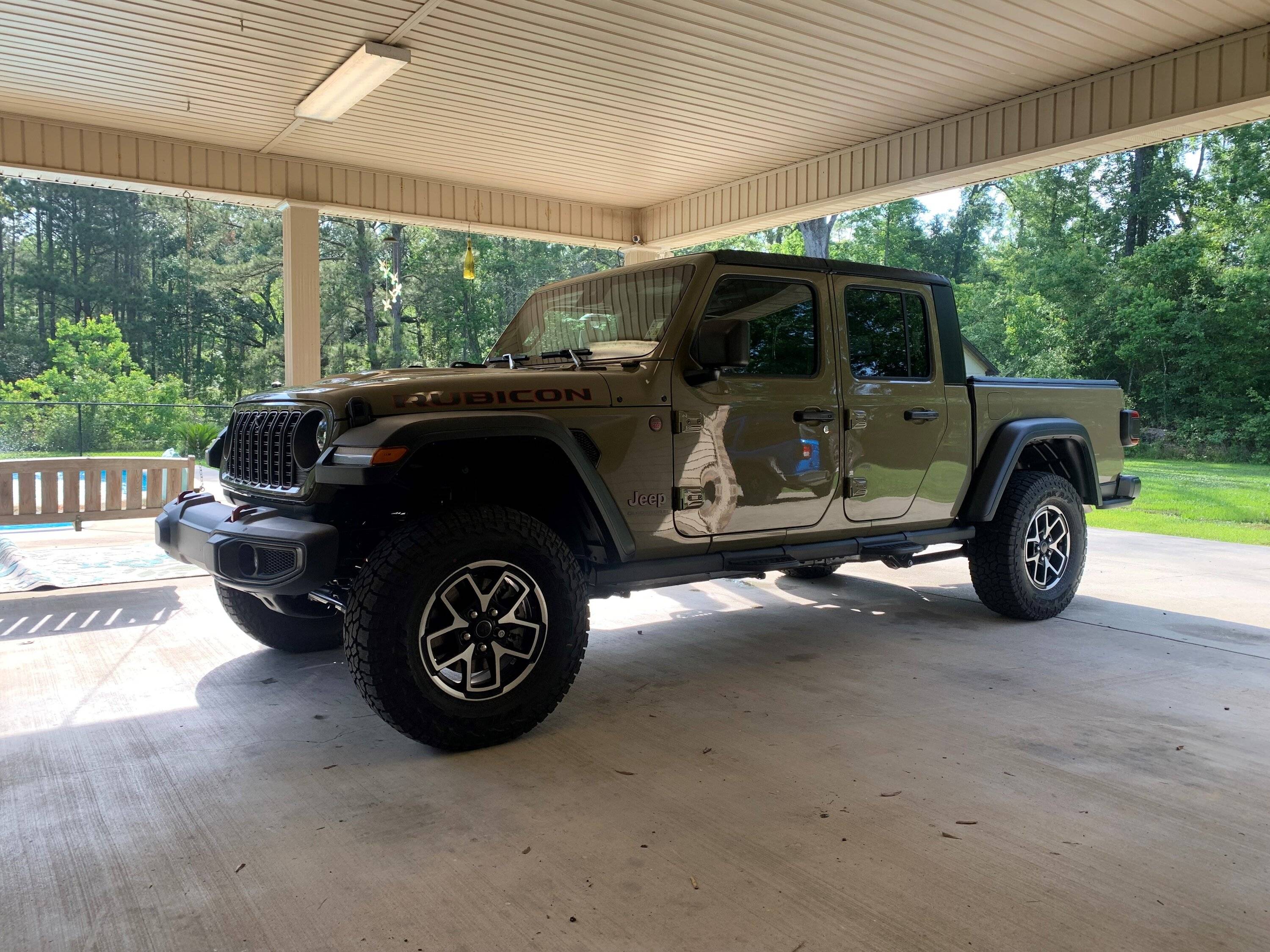 Jeep Gladiator My 2025 Rubicon carport