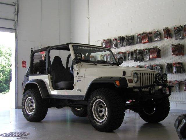 Jeep Gladiator Are "larger tires" really a fairly recent thing? cD3GK6nl