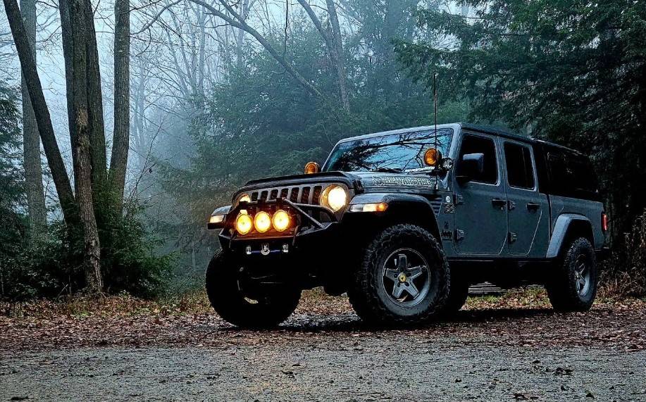 Jeep Gladiator Help with mounting a Highland™ Tall 6.6dB Gain Heavy-Duty Bull Bar Antenna quartershot