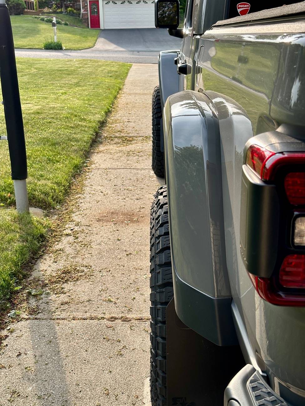 Jeep Gladiator HELP ME DECIDE - 35" vs 285/75/17 IMG_3285