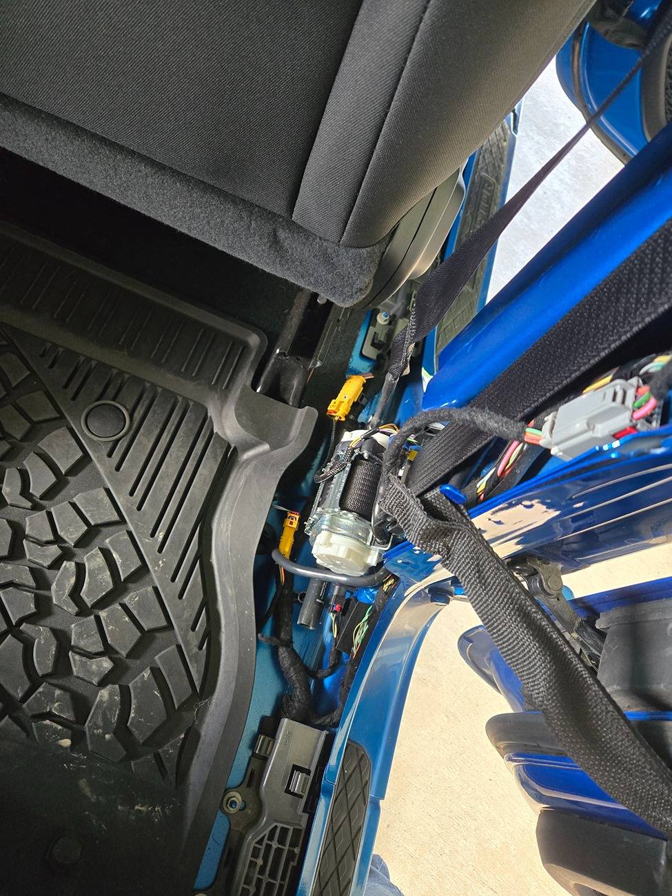 Jeep Gladiator Kicker 51HS10 Hideaway Sub Install (non-Alpine) 20250718_161709