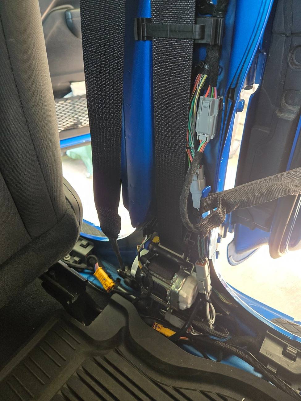 Jeep Gladiator Kicker 51HS10 Hideaway Sub Install (non-Alpine) 20250718_171908
