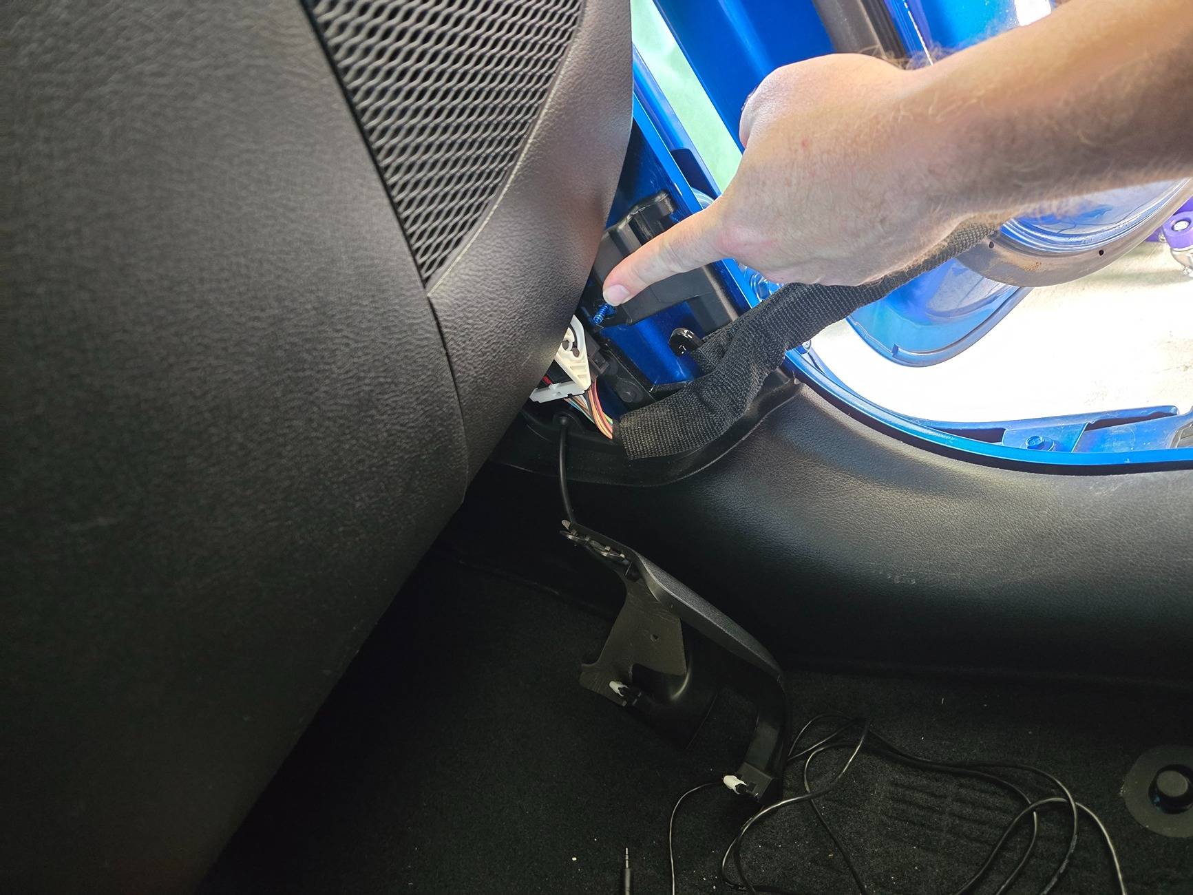 Jeep Gladiator Kicker 51HS10 Hideaway Sub Install (non-Alpine) 20250718_162946