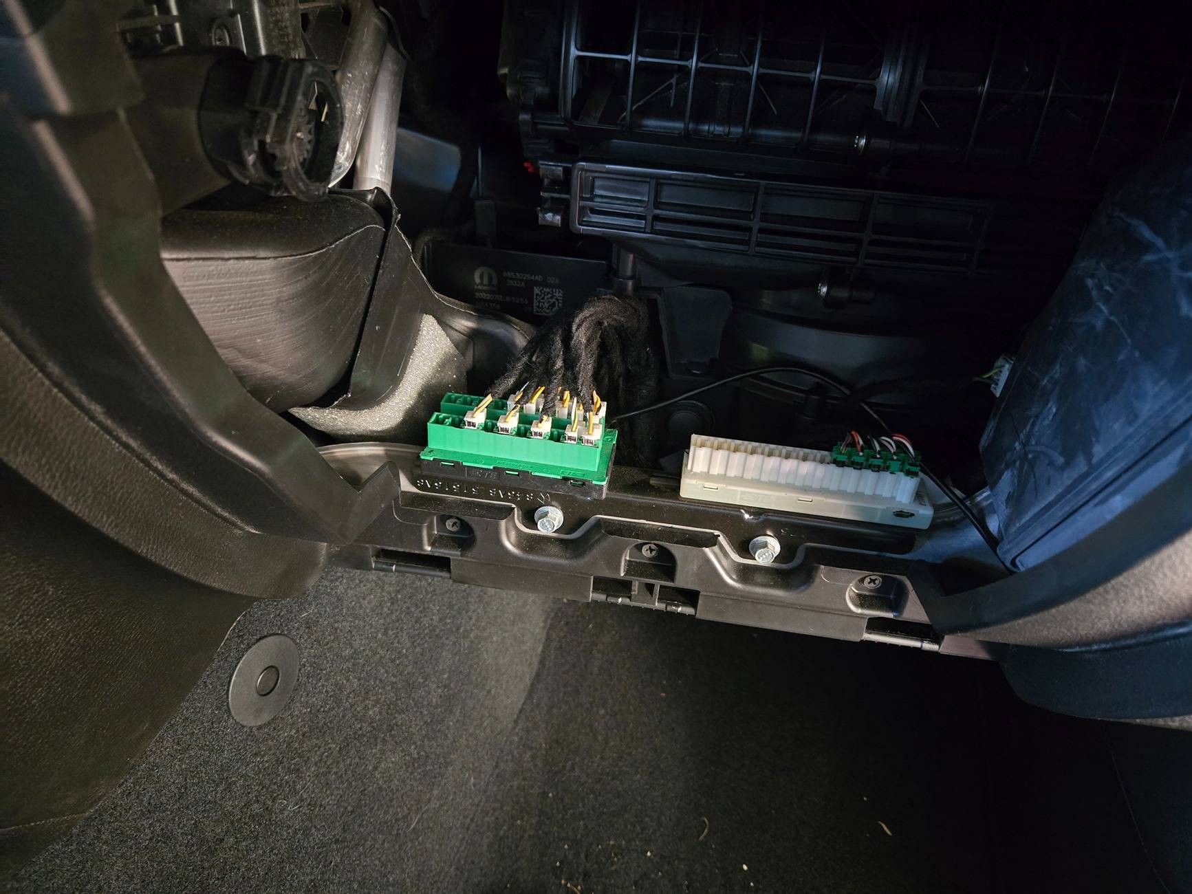 Jeep Gladiator Kicker 51HS10 Hideaway Sub Install (non-Alpine) 20250719_070908