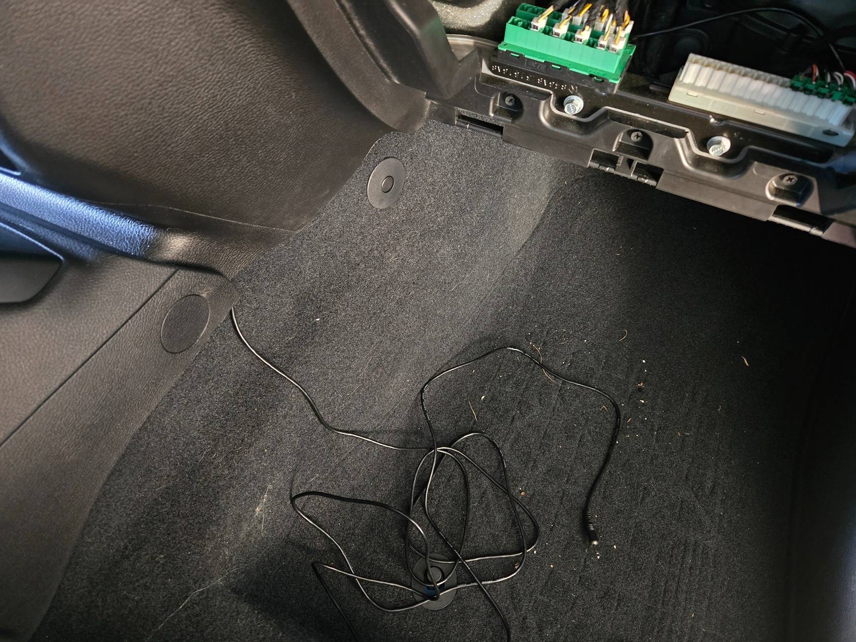 Jeep Gladiator Kicker 51HS10 Hideaway Sub Install (non-Alpine) 20250719_070911