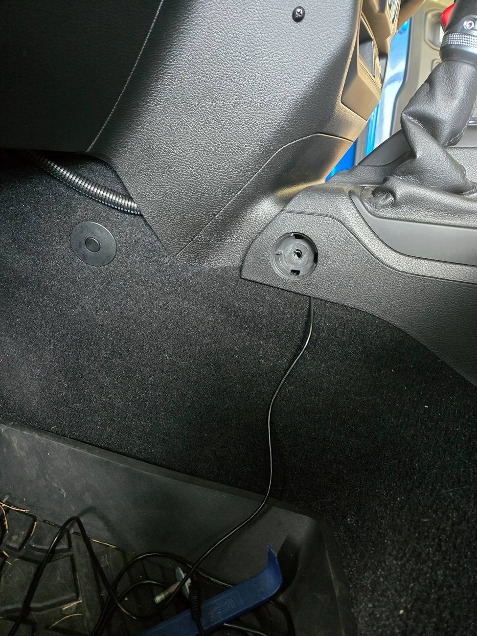 Jeep Gladiator Kicker 51HS10 Hideaway Sub Install (non-Alpine) 20250719_071551