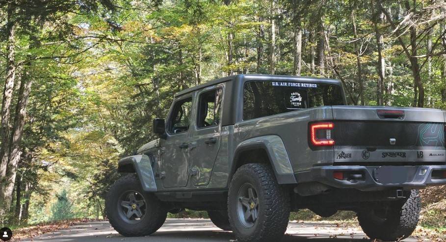 Jeep Gladiator Graphics rear quarter