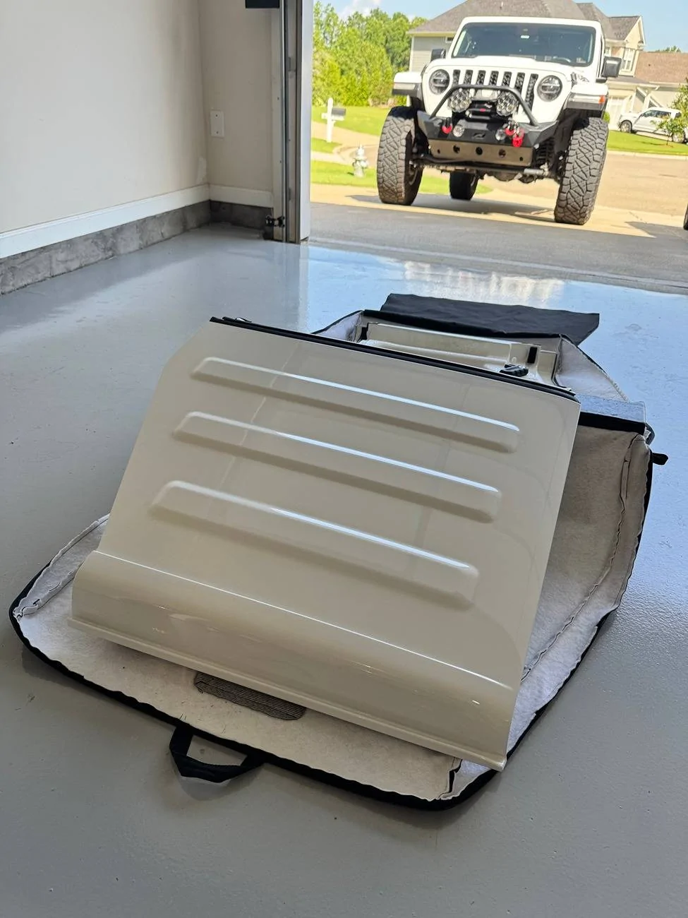 Jeep Gladiator Bright White Hard Top w/Mopar headliner panels Top 5