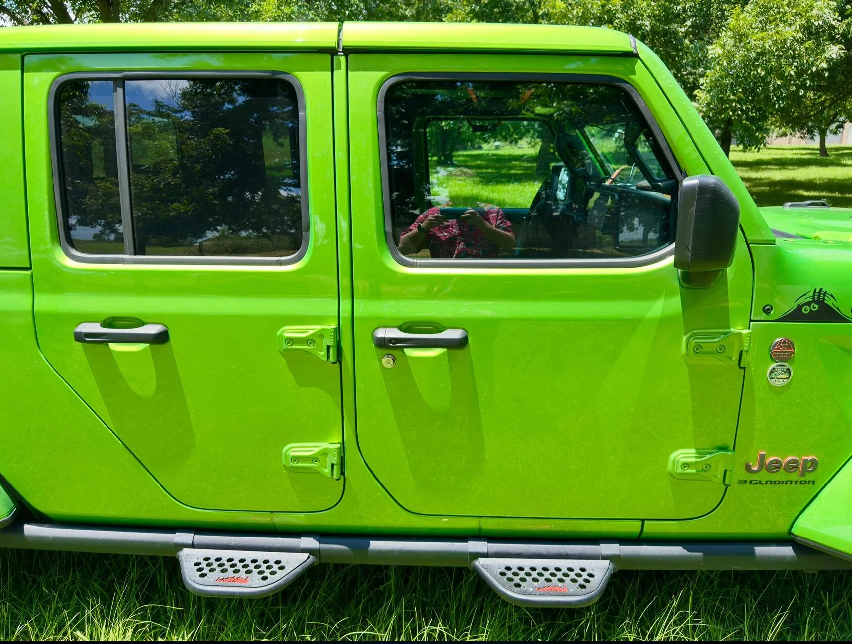 Jeep Gladiator Do I have to take the rock rails off to put step bars on my Gladiator? 1753367392807-sf