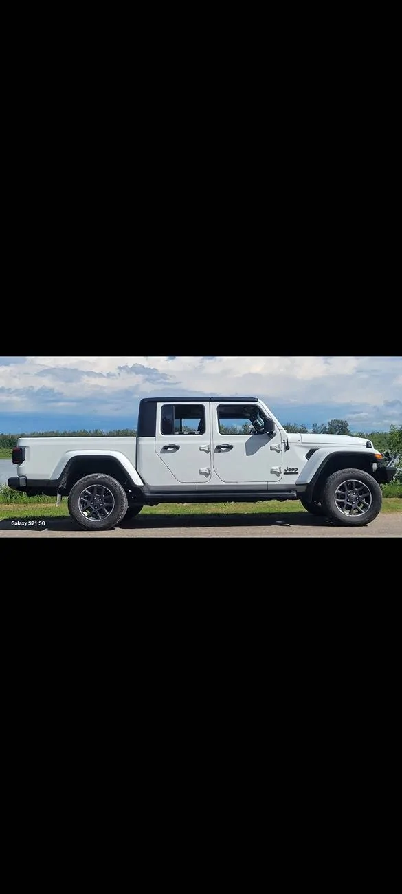 Jeep Gladiator Mopar 2" front coil photos - stock wheels/tires - 285 70 17 - 35 x 11.5 17 Stock 2