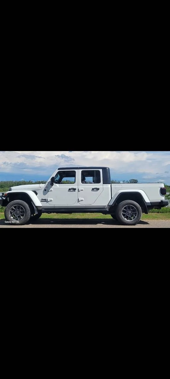 Jeep Gladiator Mopar 2" front coil photos - stock wheels/tires - 285 70 17 - 35 x 11.5 17 Stock