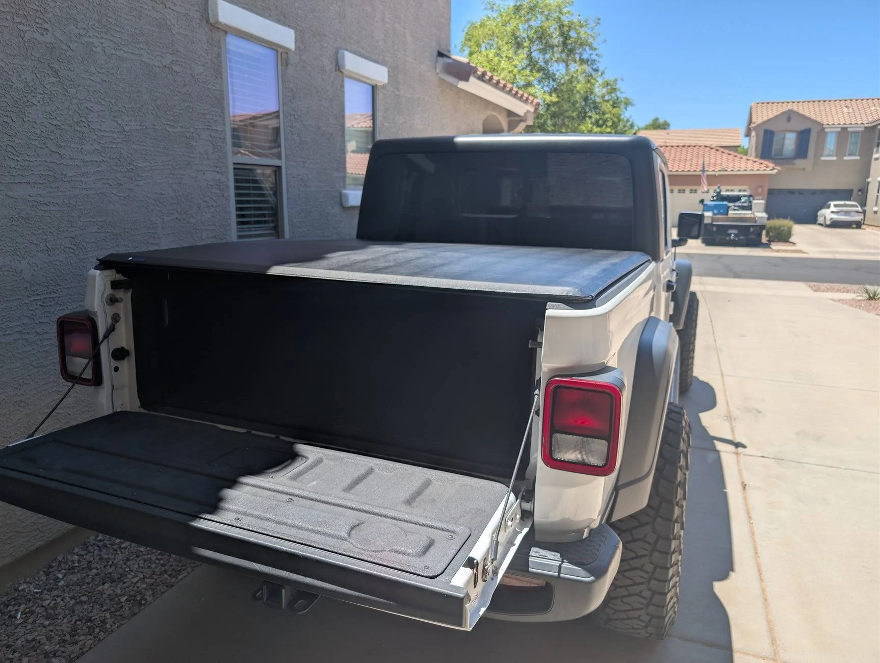 Jeep Gladiator Anyone have recommendations on a decent quality water-resistant bed cover/tonneau? PXL_20250726_185548486.RAW-01.COVER