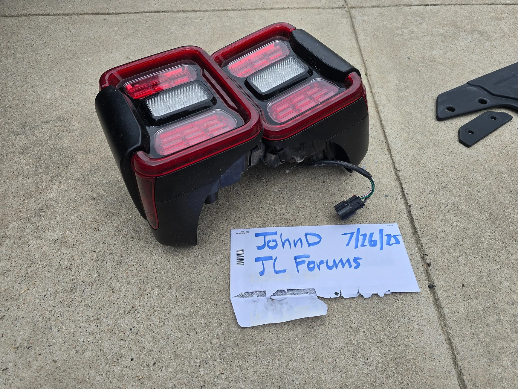 Jeep Gladiator OEM - LED Tailights 20250726_102144