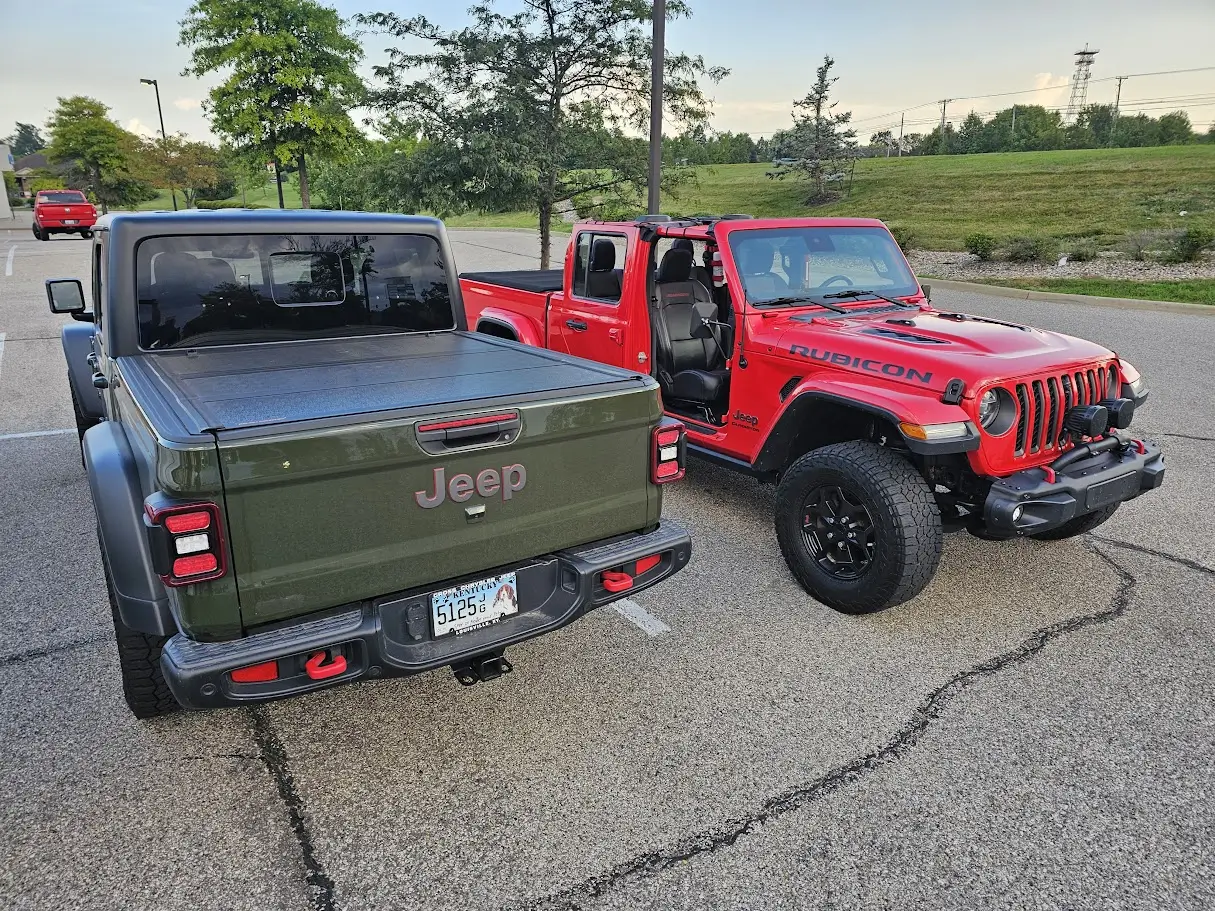 Jeep Gladiator Jeeps Parking Next To Jeeps 1753909588049-z