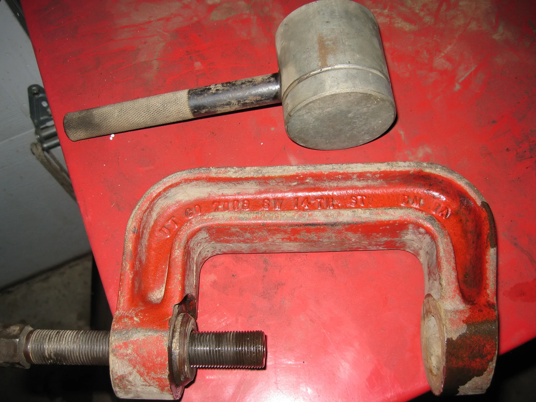 Jeep Gladiator Can an extra oil quart cause a seal leak? Here's some facts - tools-km 012