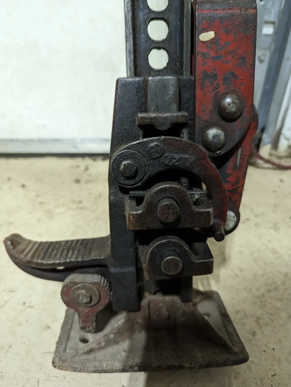 Jeep Gladiator Mounting hi-lift jack on the hood vs truck bed PXL_20230529_213747270