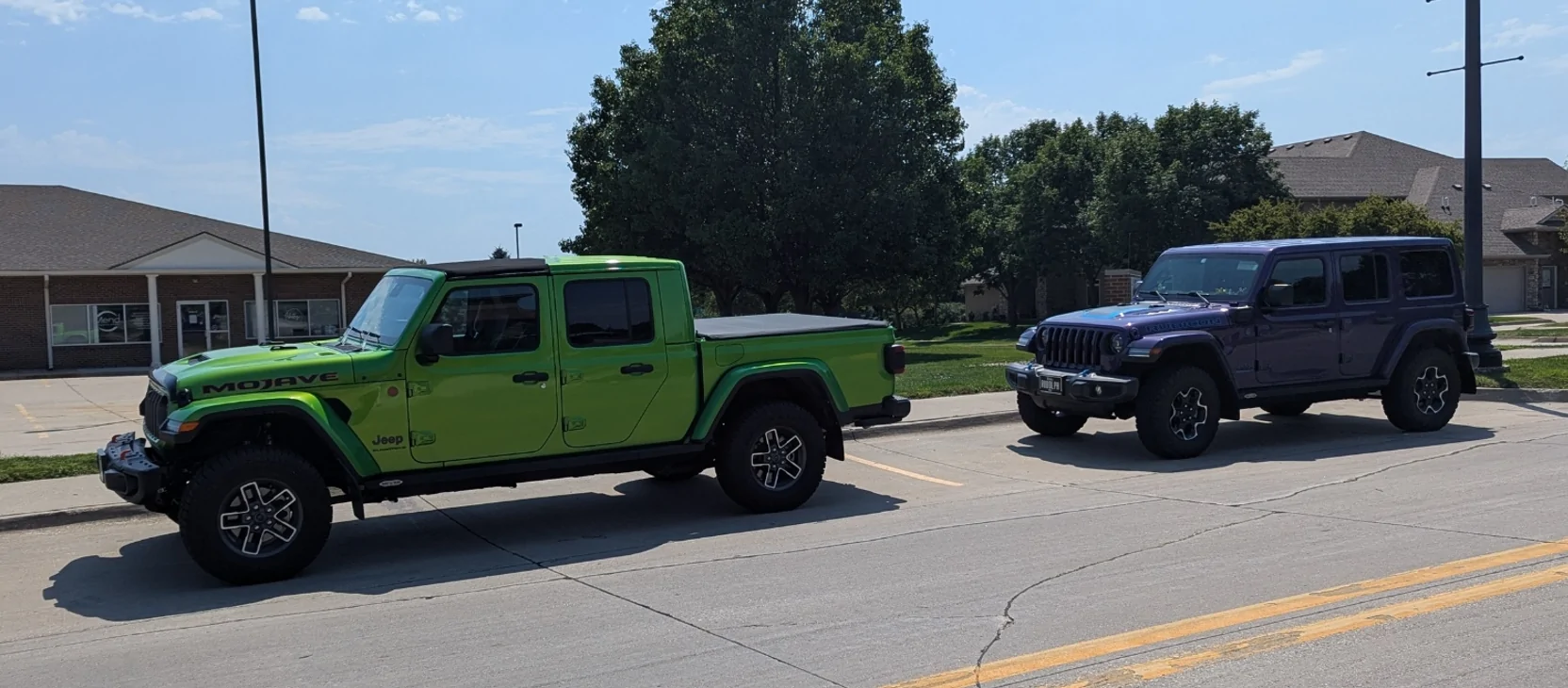 Jeep Gladiator Jeeps Parking Next To Jeeps 1755475200517-tn
