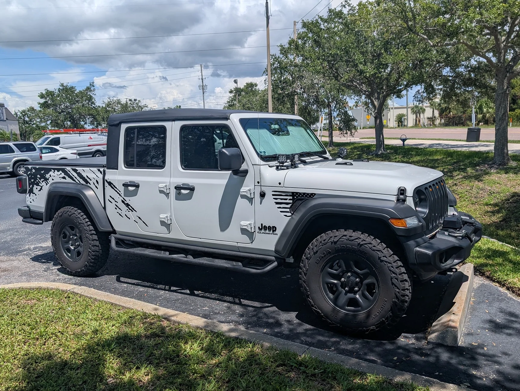 Jeep Gladiator Question about 35s on a sport non-max tow, with pizza cutters, stock wheels and no wheel spacers or lift PXL_20250627_190207336.MP~2