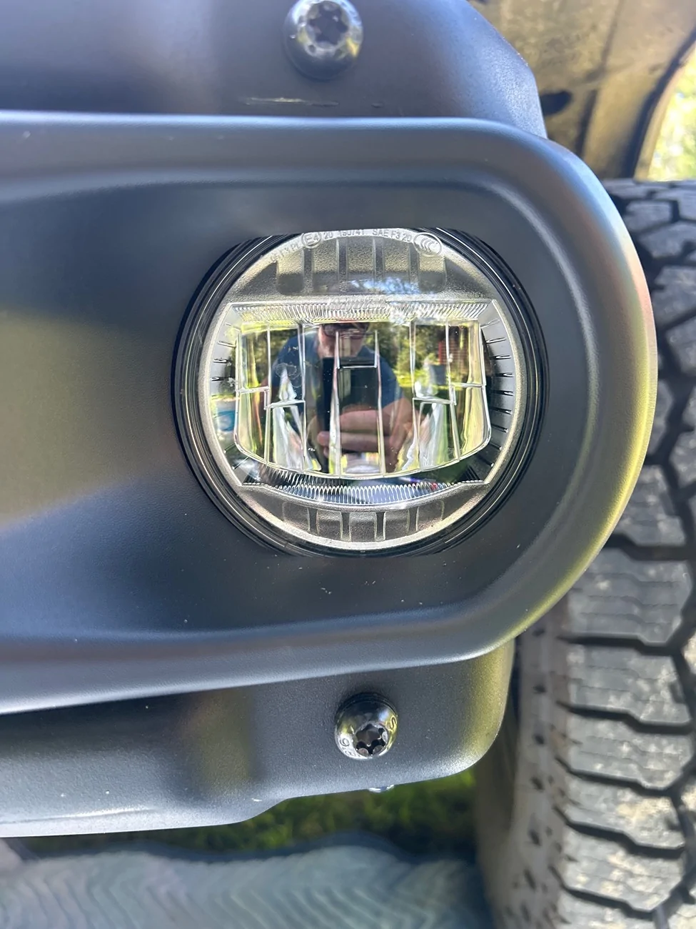 Jeep Gladiator fog light diff between 24/metal 25/plastic imag