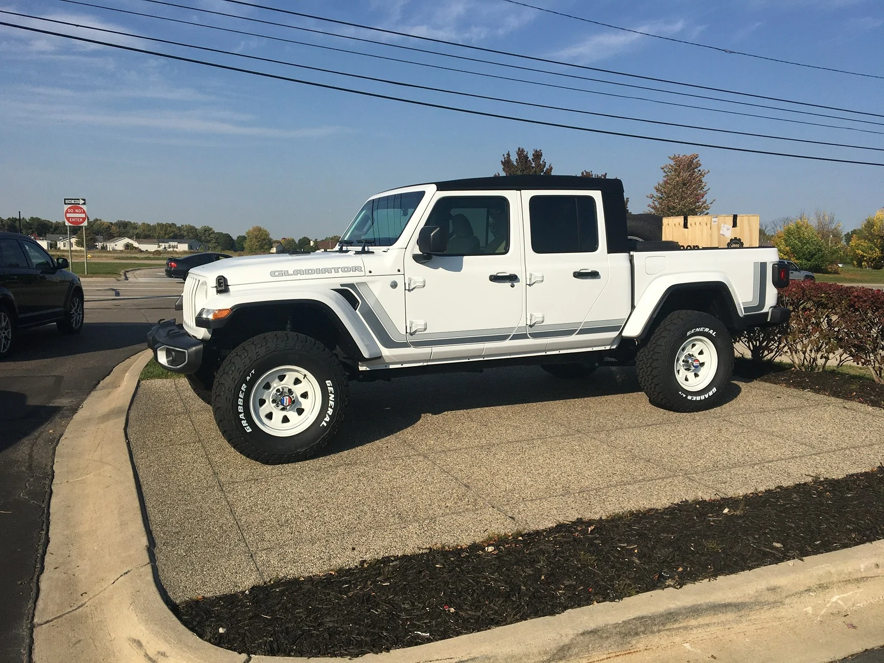 Jeep Gladiator How long did you keep your stock wheels? gladiator on 35s at dealershi