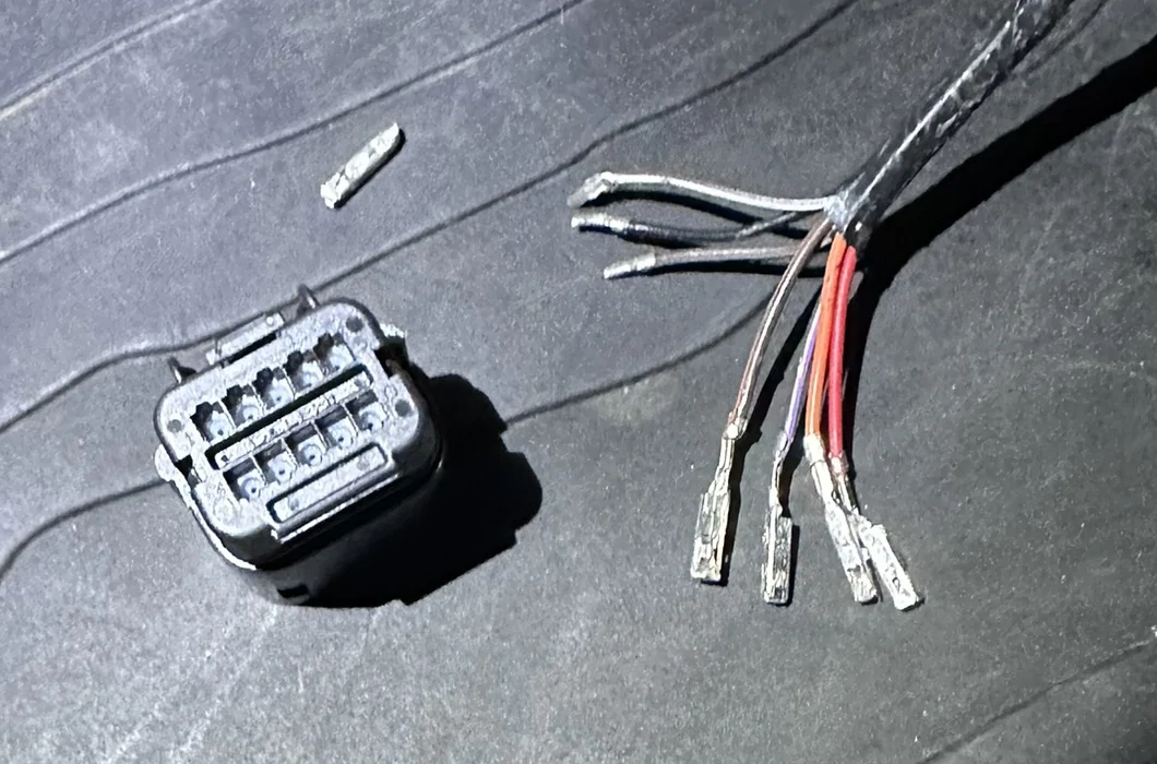 Jeep Gladiator Help - Broken electrical pins IMG_2023