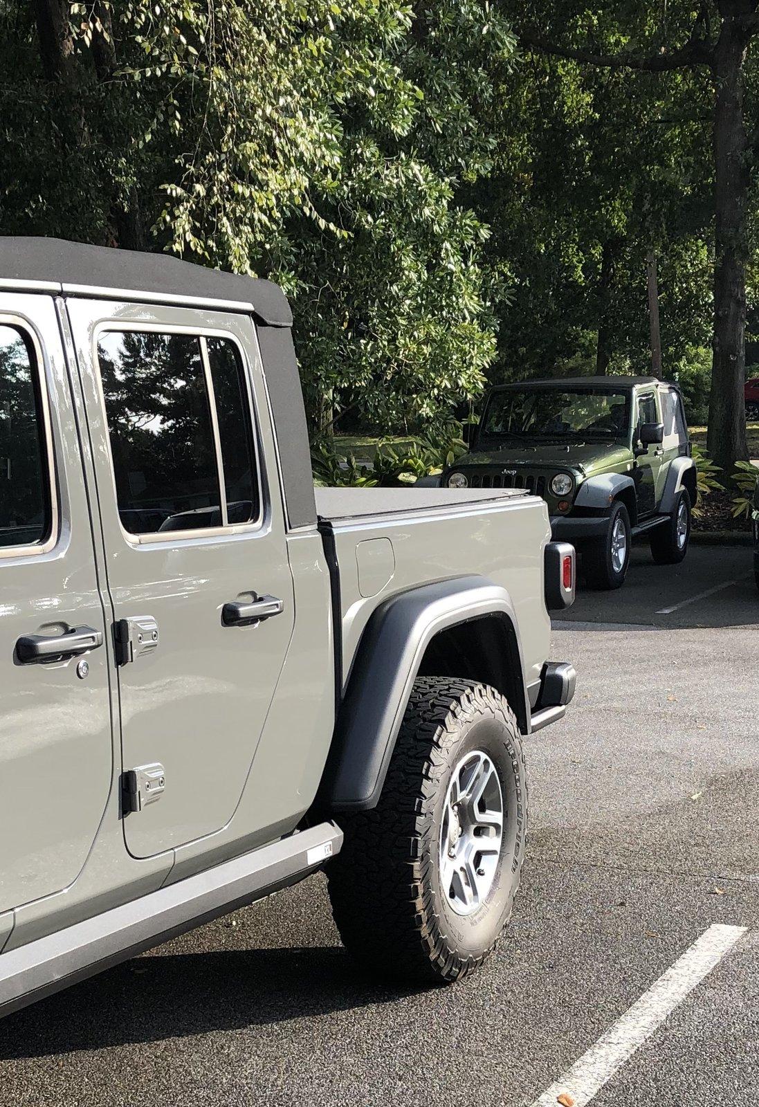 Jeep Gladiator Mopar vs Rough Country Hard Tri-fold Tonneau IMG_6677