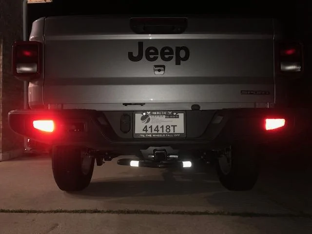 Jeep Gladiator Question for Non-US Owners- Rear bumper reflectors Reflect2
