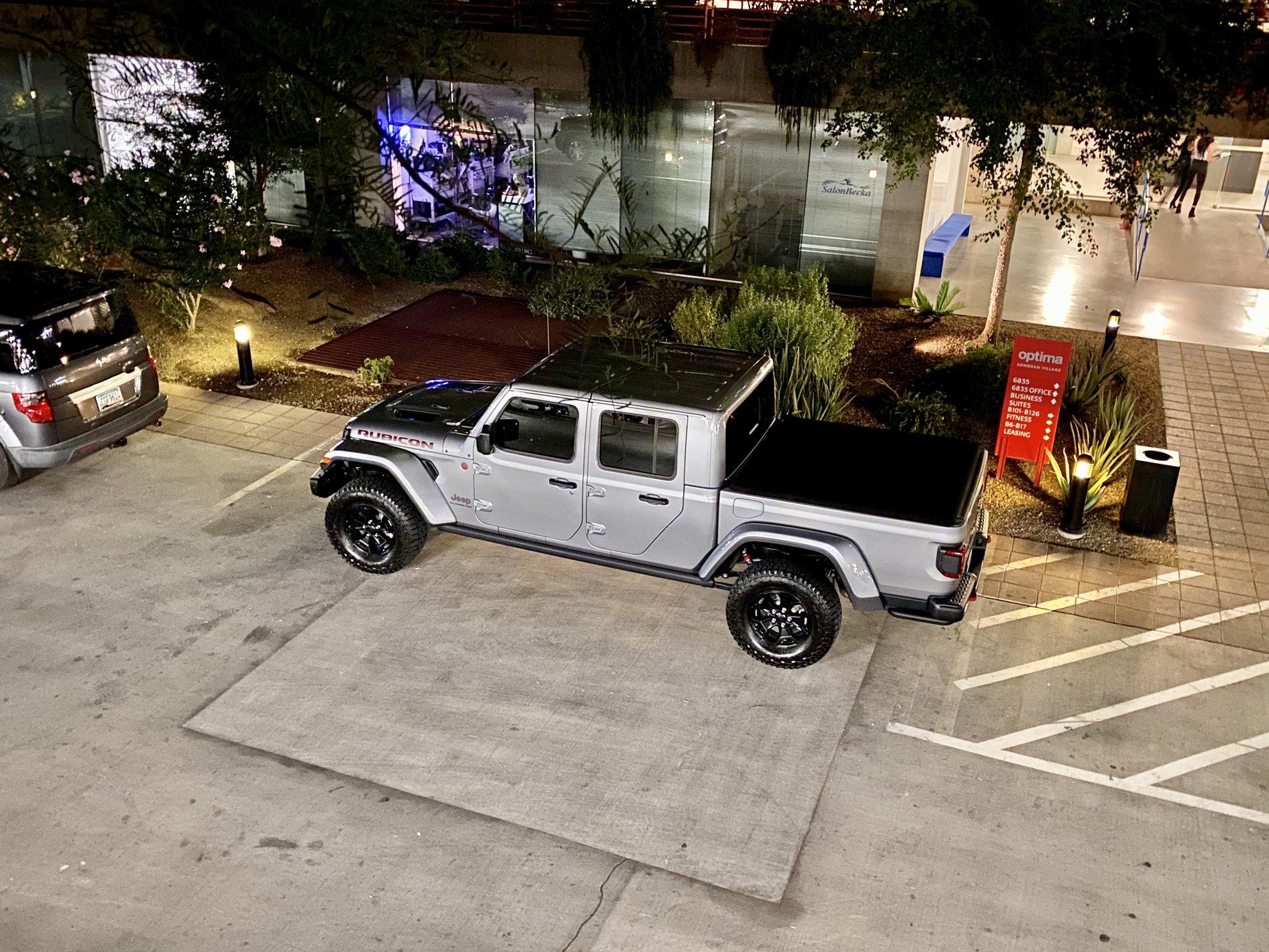 Jeep Gladiator LAUNCH EDITION Gladiator JT Club BBD59FEB-2F58-497C-A317-7901D576BCB8