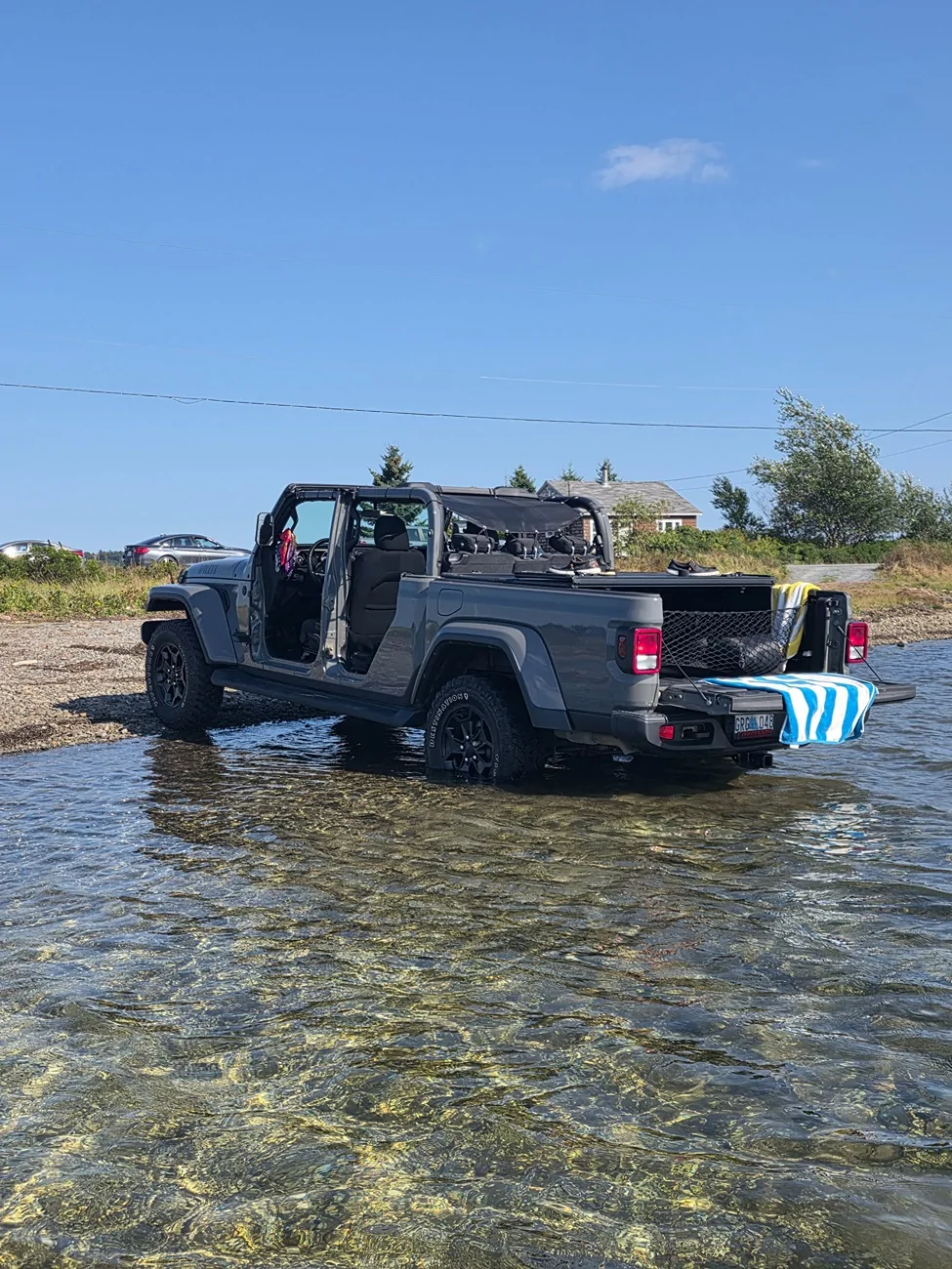 Jeep Gladiator Toes in the Ocean 3533